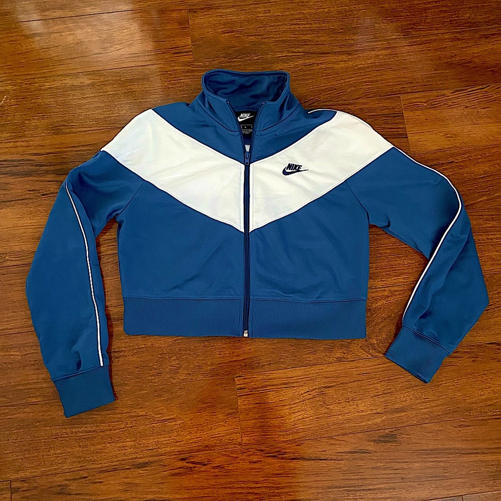Nike Blue Cropped zip up. Excellent condition.  Size M. Super cute and nice.